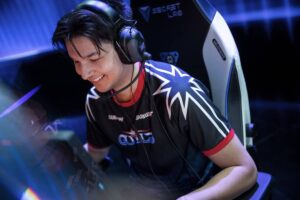 Valorant guide: Fnatic Leo Settings, Peripherals, and more Leo smiling while looking at monitor screen