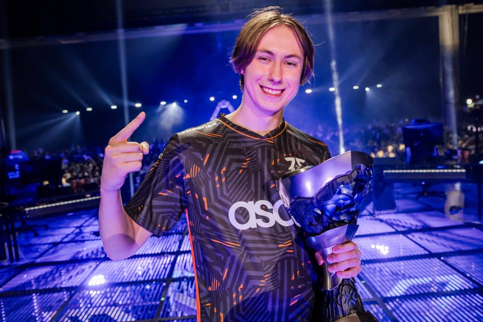 Fnatic Chronicle holding the trophy