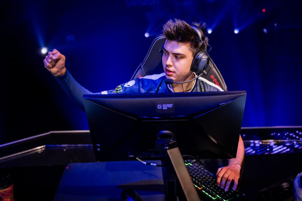 Valorant guide: Team Liquid nAts Settings, Peripherals, and more Player pointing out his hand