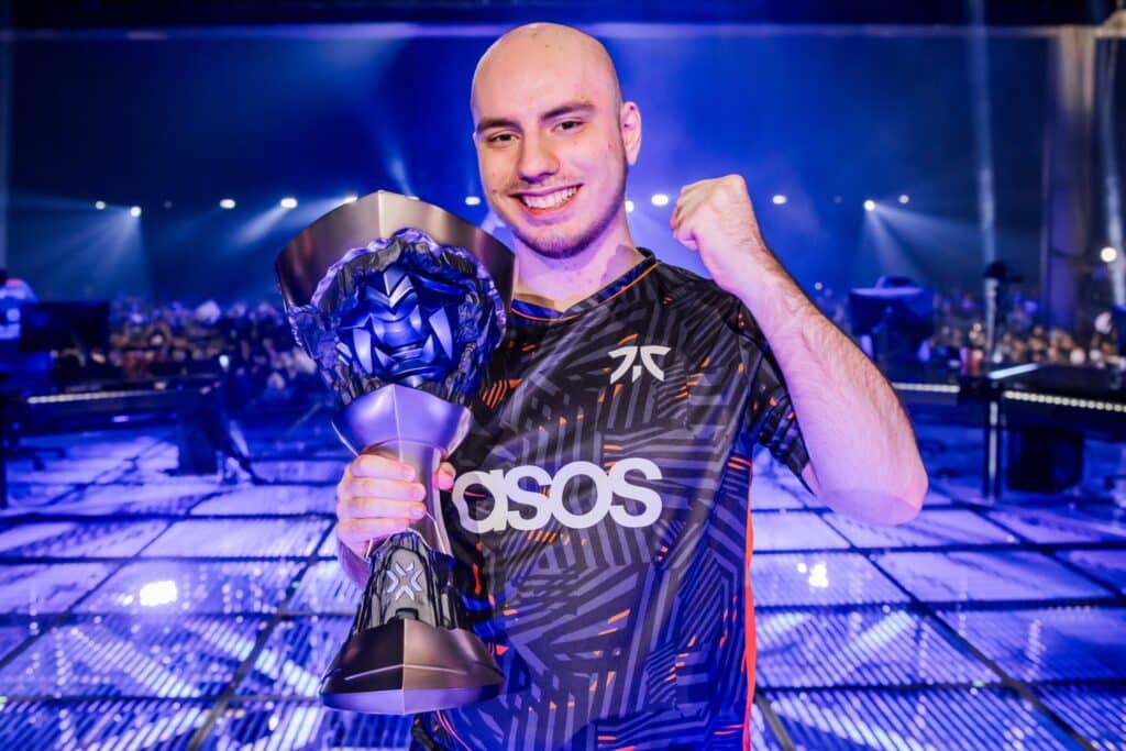 Fnatic Derke holding trophy